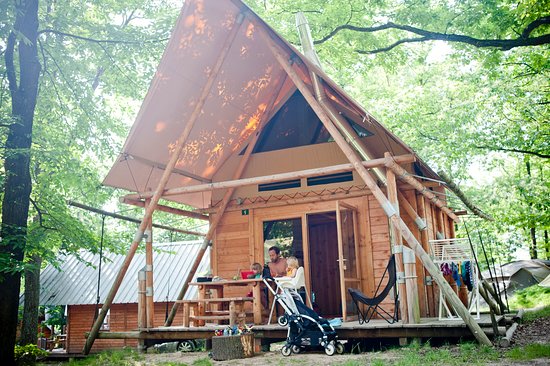 Avec le rachat d’un camping naturiste dans le parc régional du Pilat : Huttopia se rapproche des Lyonnais