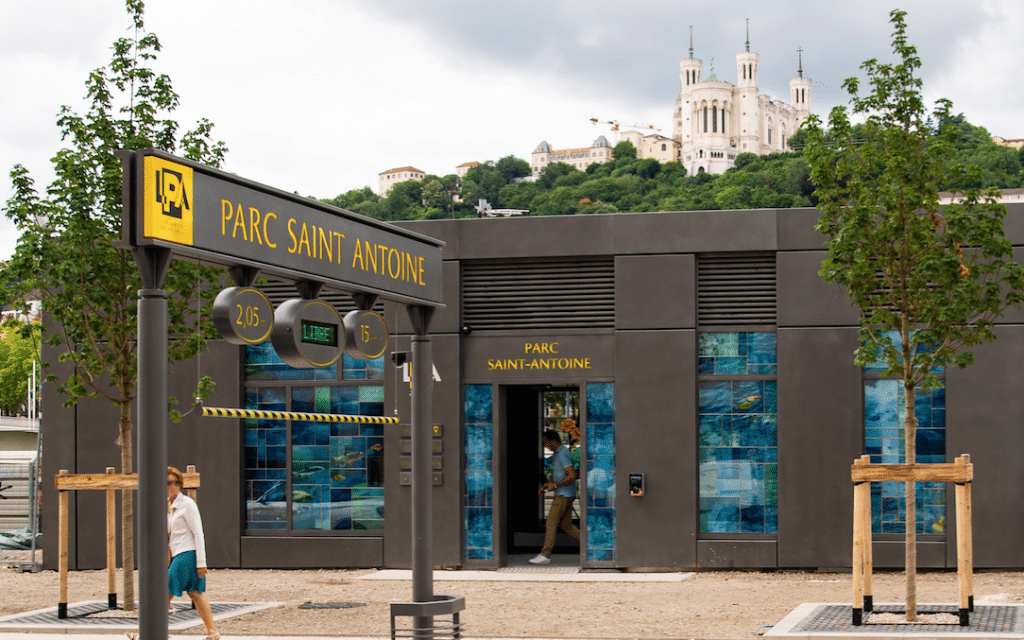 Lancé il y dix ans le nouveau parc Saint-Antoine à Lyon, enfin inauguré : un parking nouvelle génération doté de nombreux services