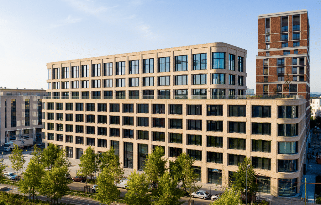 EDF regroupe la plupart de ses services  métropolitains à Lyon-Gerland, au sein d’un immeuble de bureaux de 11 500  m2 d’inspiration américaine…