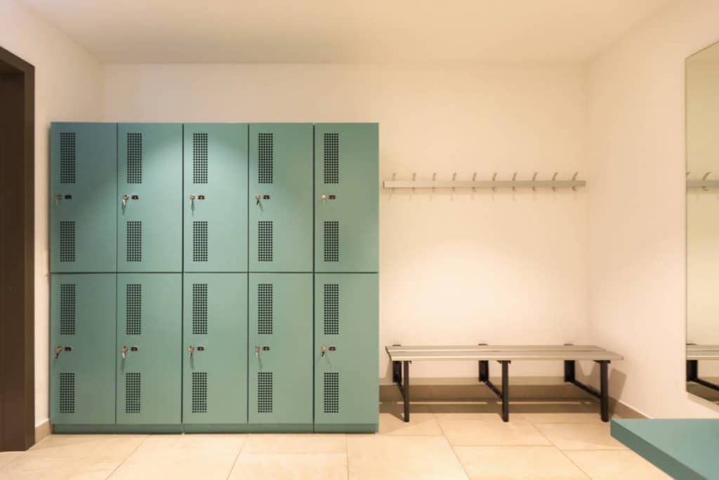 Entreprise : pourquoi équiper vos locaux avec des vestiaires métalliques ?