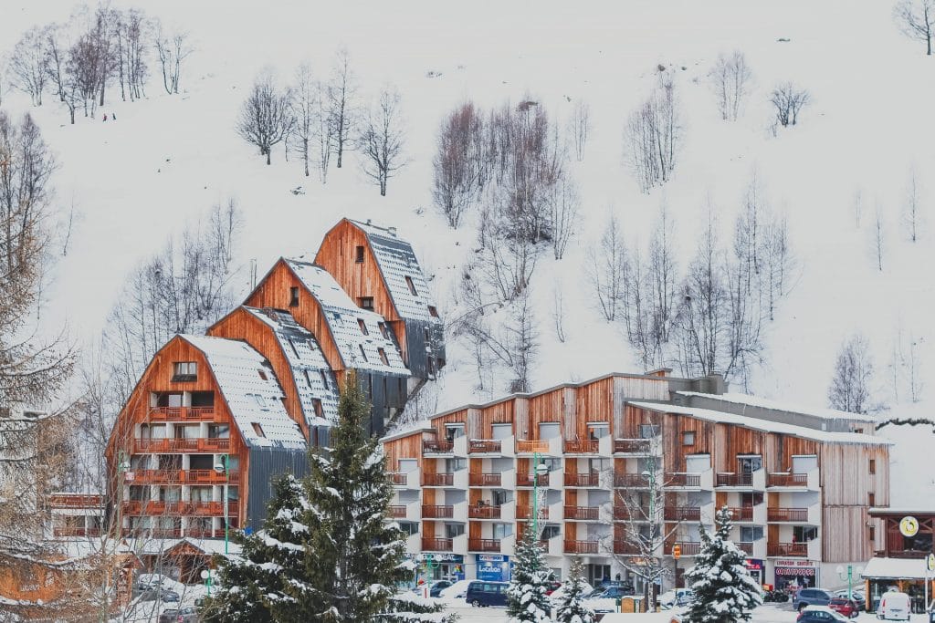 Ski dans le Valais en Suisse chalet montagne maison ski appartement ski sports d'hiver skier en suisse trouver une bonne station de ski location appartements ski