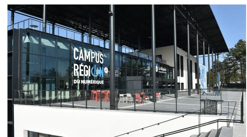 A destination des 12/18 ans, le campus numérique de la Région à Charbonnières accueille un nouvel acteur atypique, venu d’Arménie : Tumo