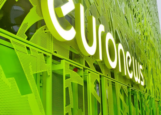 Basée à Lyon, la chaîne TV Euro­news redevient européenne : elle est rachetée par les Portugais d’Alpac Capi­tal