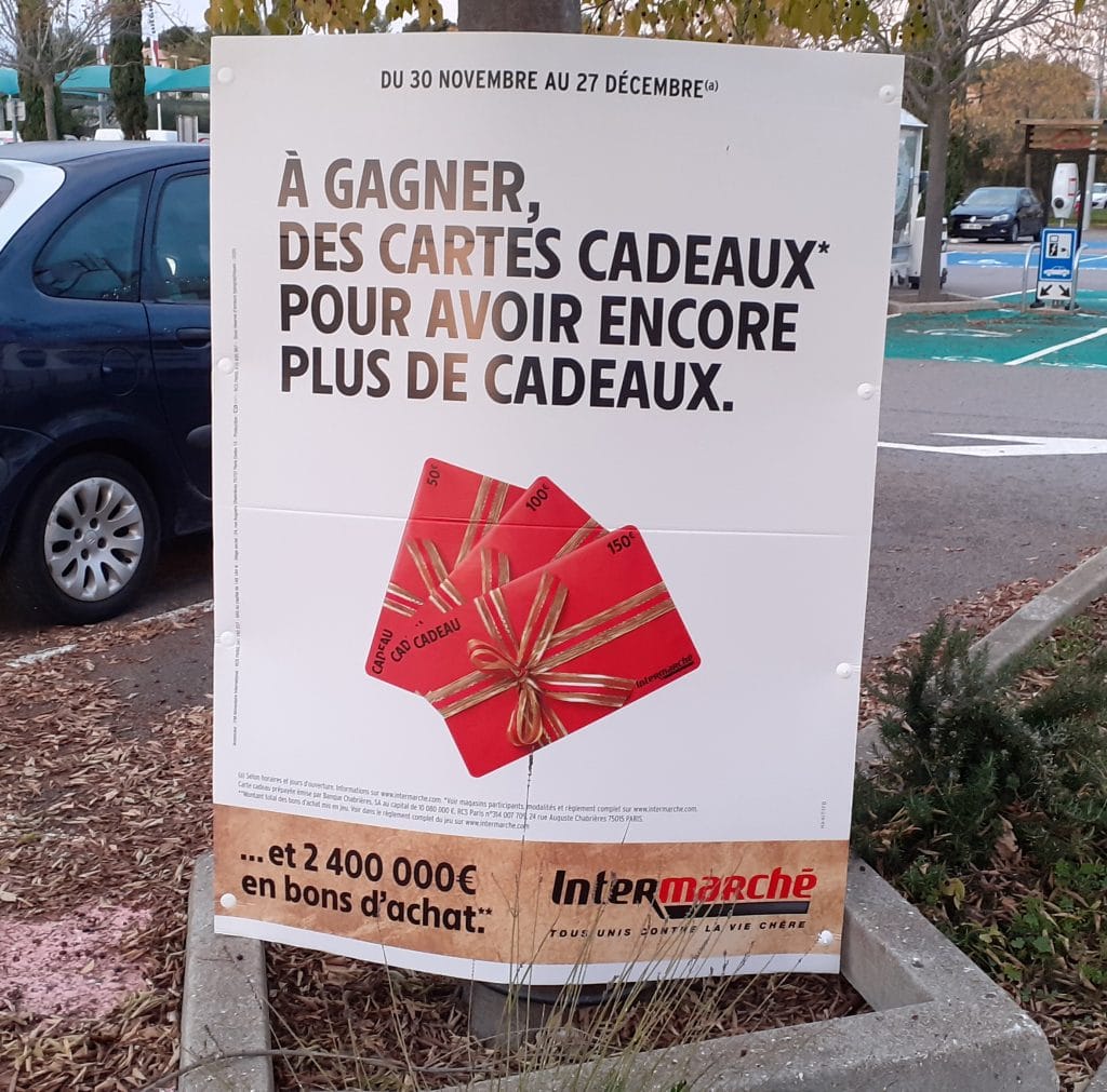 En quoi les panneaux publicitaires Akylux participent-ils à la communication externe des entreprises ?