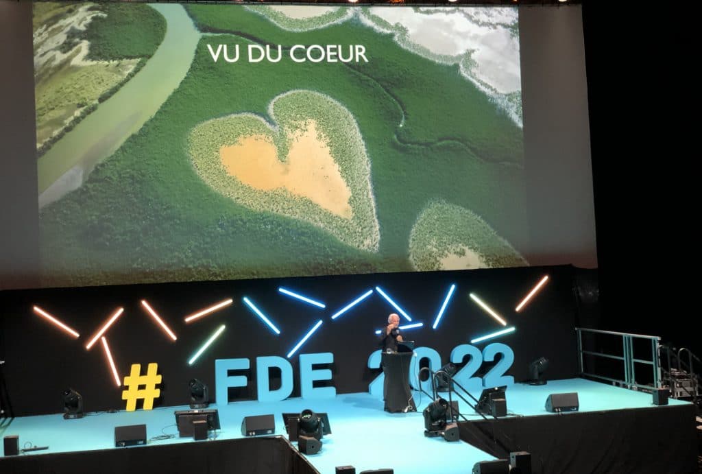 Yann Arthus-Bertrand sur le podium de la fête de l'entreprise 2022 lors de sa conférence 