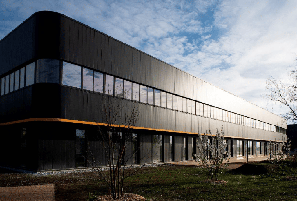 Un nouveau siège social  de 8 500 m2 à Saint-Genis-Laval pour le leader du contrôle qualité du verre, Tiama