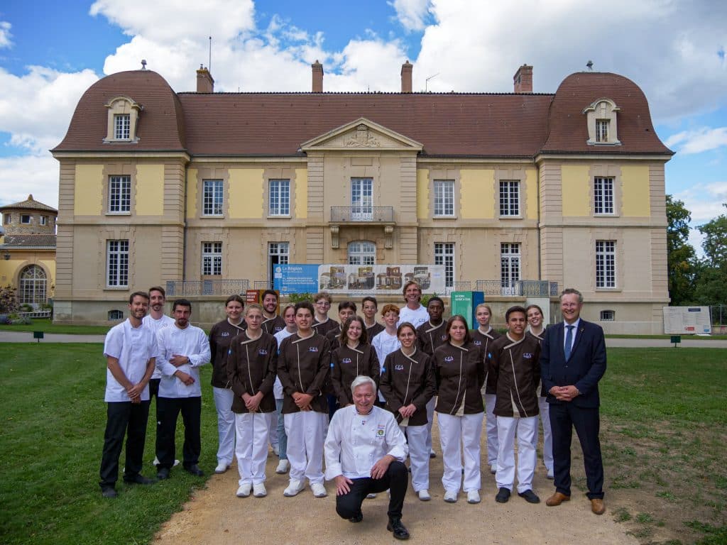 Christian Têtedoie et Corentin Rémond avec les apprentis patissiers et boulanger