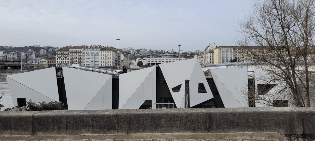 L’Île Ô : Le premier théâtre flottant ouvre ses portes à Lyon : il veut aussi accueillir des événements d’entreprise