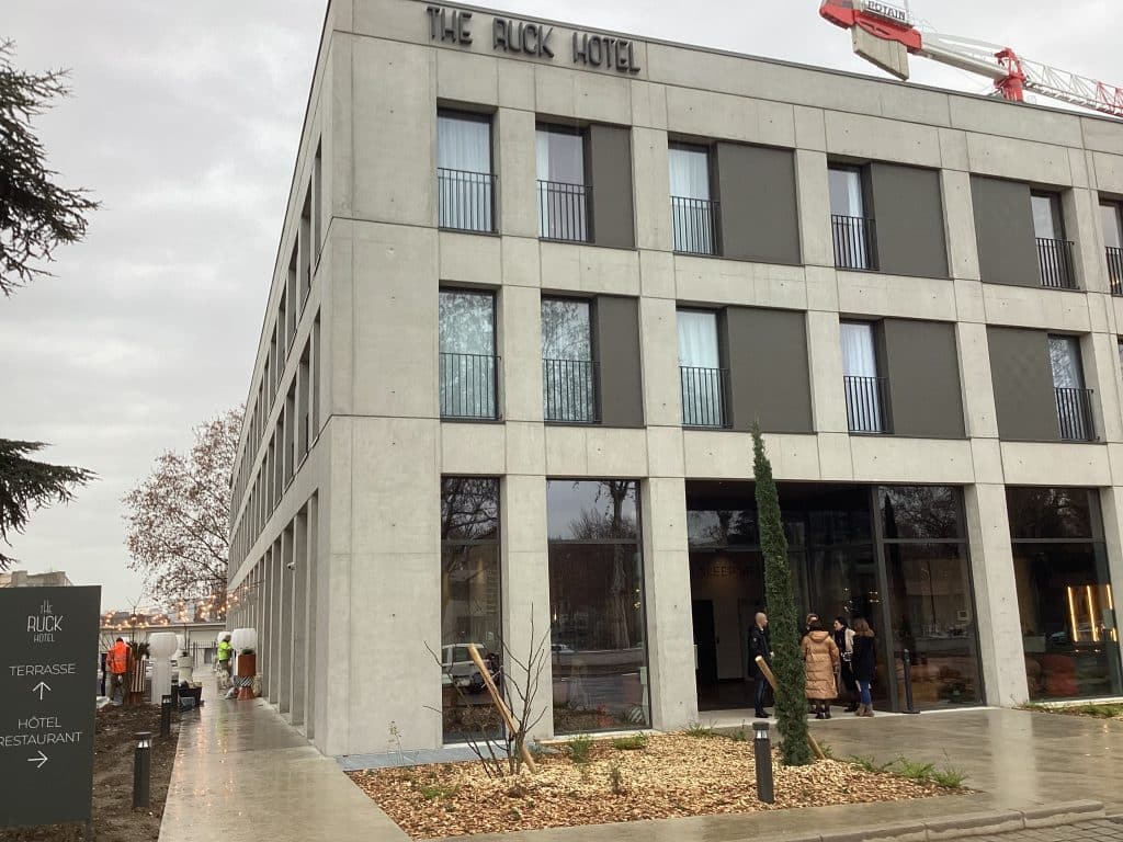 Le vaste Village GL events autour du Matmut Stadium de Gerland à Lyon s’enrichit d’un hôtel, en attendant piscine, centre de soins et siège de la filiale sport