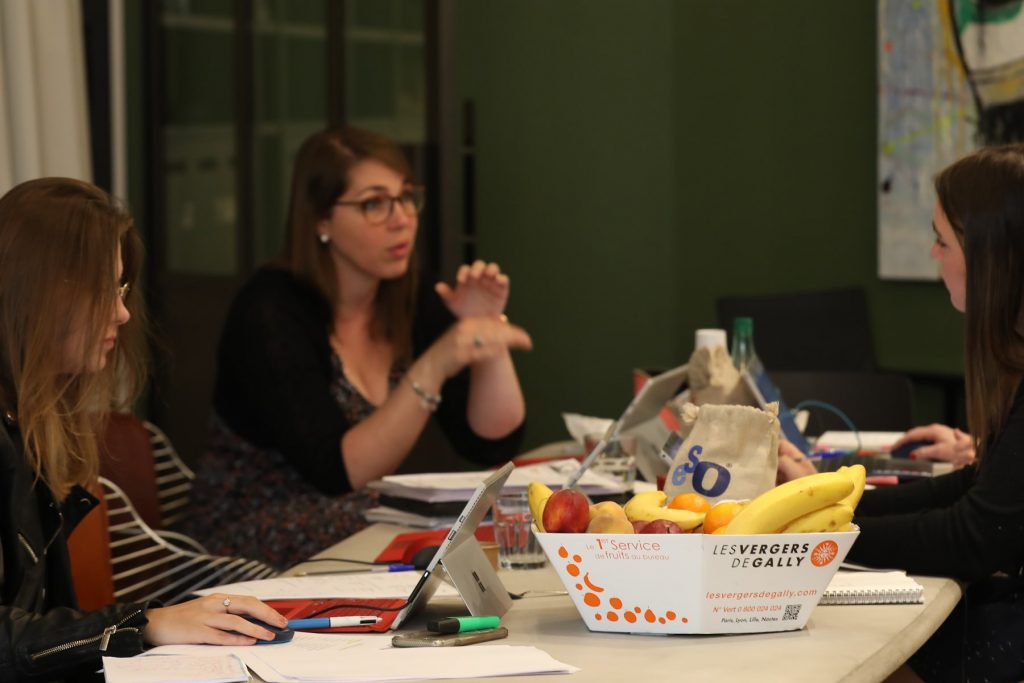 corbeilles de fruits frais posée sur la table des collaborateurs