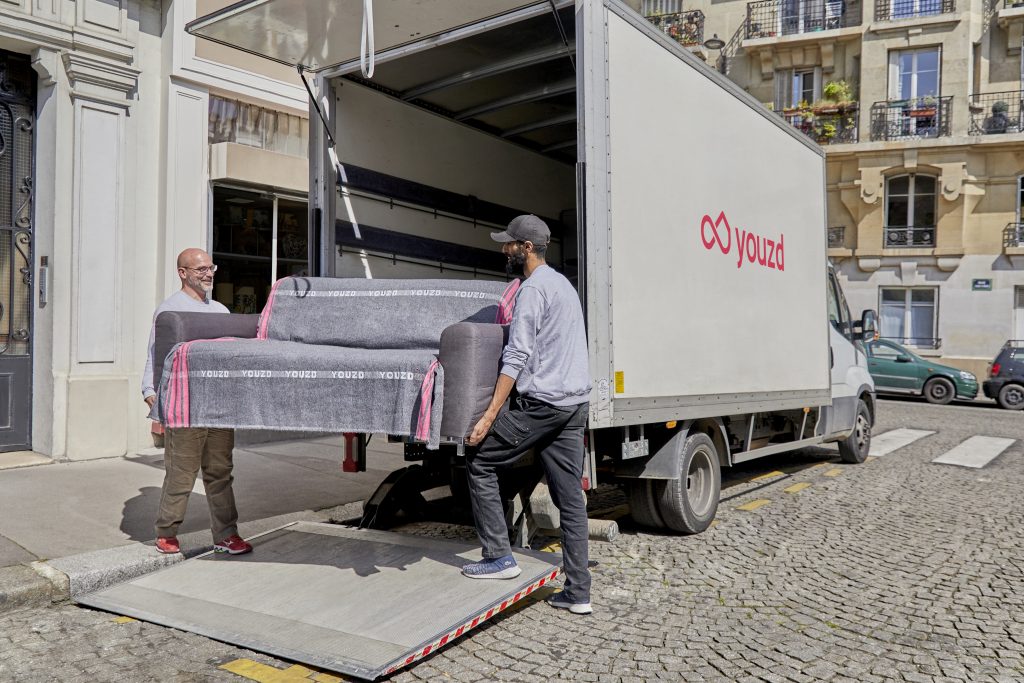 camion de livraison d'objets de maison de seconde main