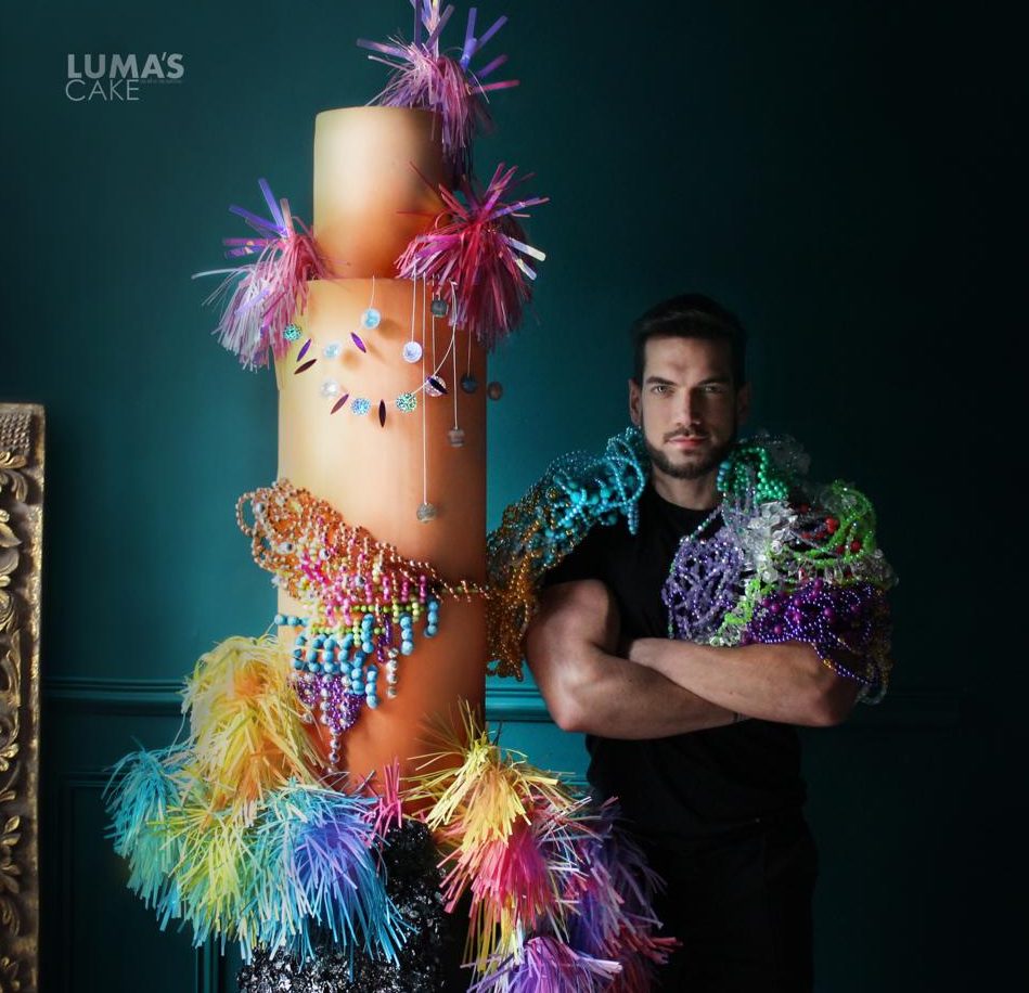 Javier (fondtateur de Luma’s cake) avec les créations de sprinklesTouch