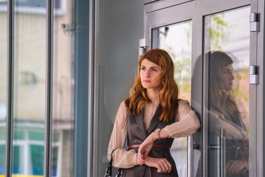 jeune femme qui réfléchi à la domiciliation de son entreprise