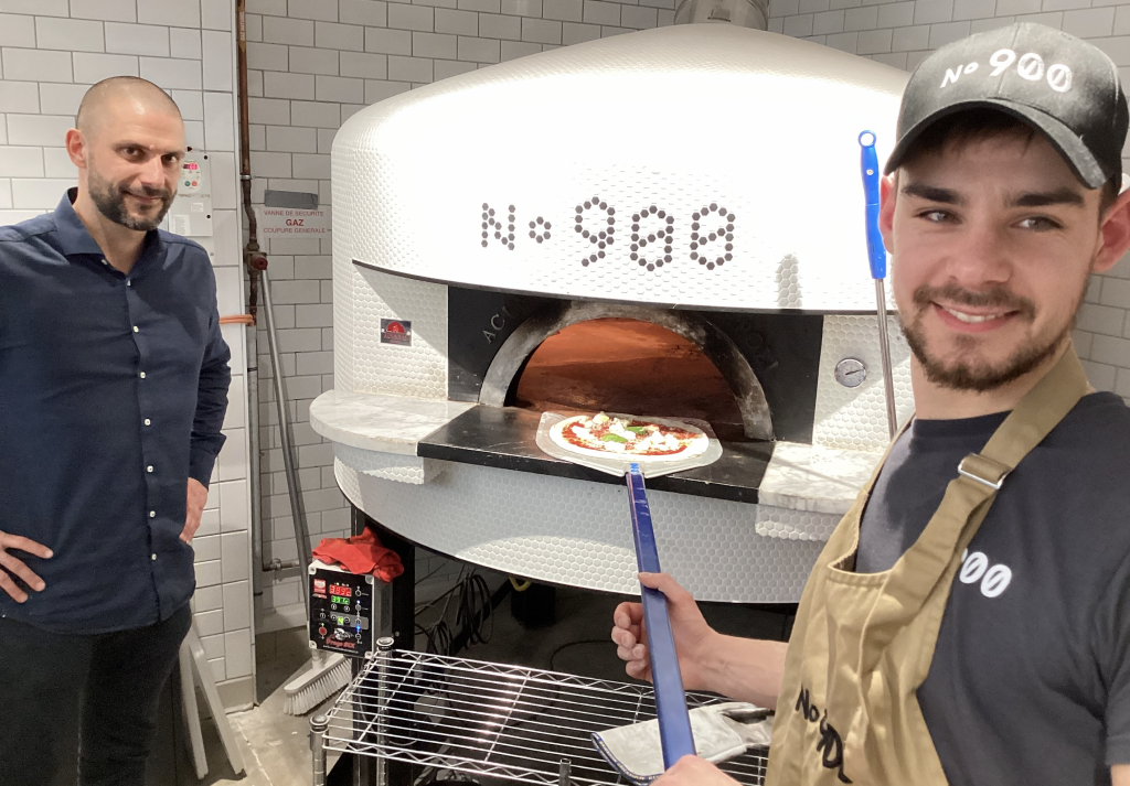 De Naples à Lyon en passant par Montréal, une nouvelle pizzeria napolitaine, «  n°900 », a ouvert ses portes dans le 2ème arrondissement de Lyon : un bon numéro…