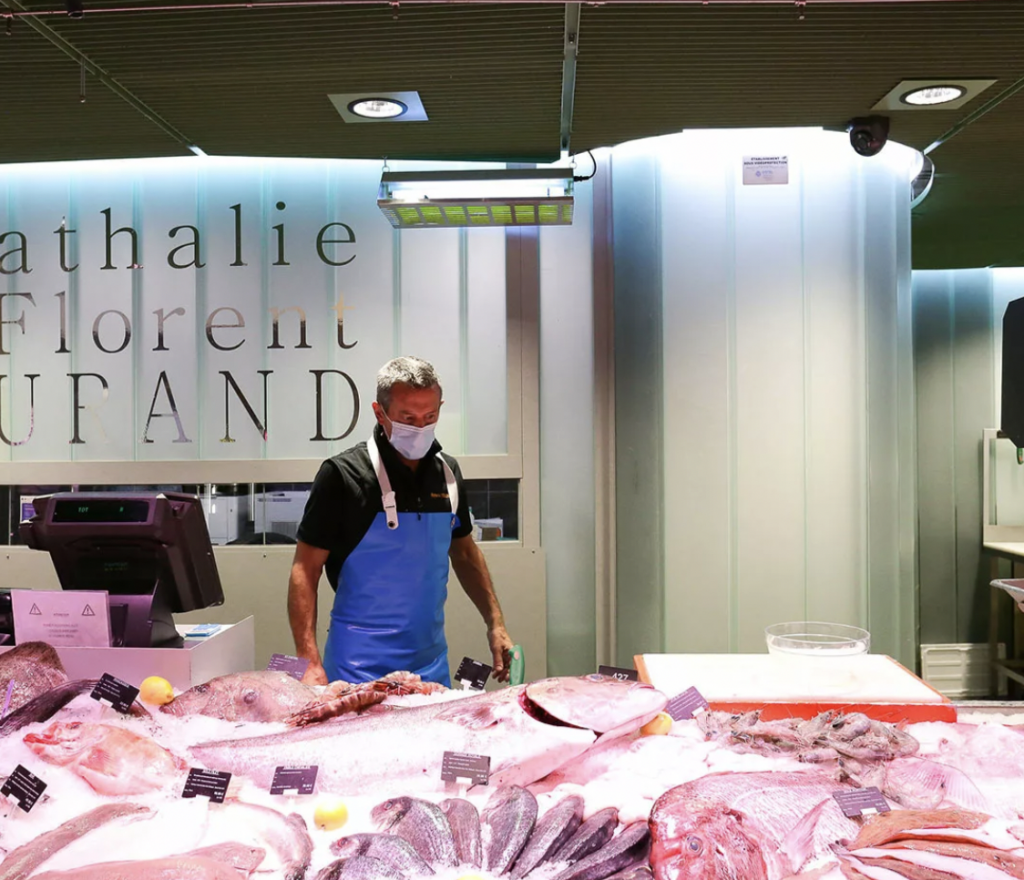 Halles de Lyon-Paul Bocuse : le poissonnier Pupier toujours pas remplacé, mais 2  nouveaux arrivants annoncés, …Bocuse et la Mère Brazier en version épicerie-comptoir