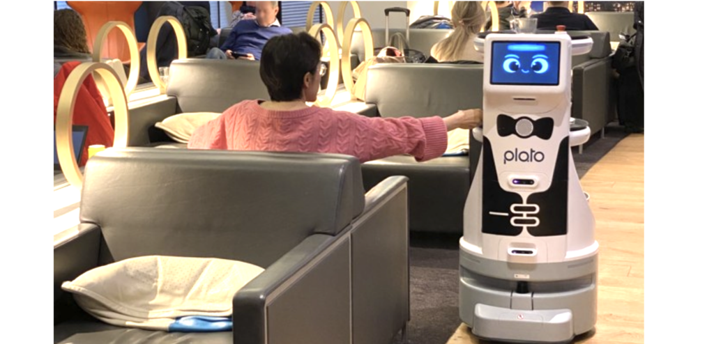 Vinci airport fait à nouveau travailler des robots, mais cette fois…comme serveurs, à Lyon-Saint-Exupéry
