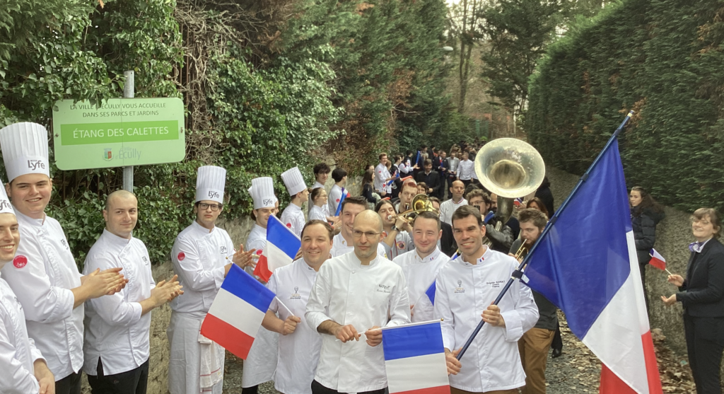 Il a fallu attendre…16 ans : Xavier Sacriste, chef formateur à l’Institut Lyfe d’Ecully, champion du monde de la boulangerie, fêté par des centaines d’élèves