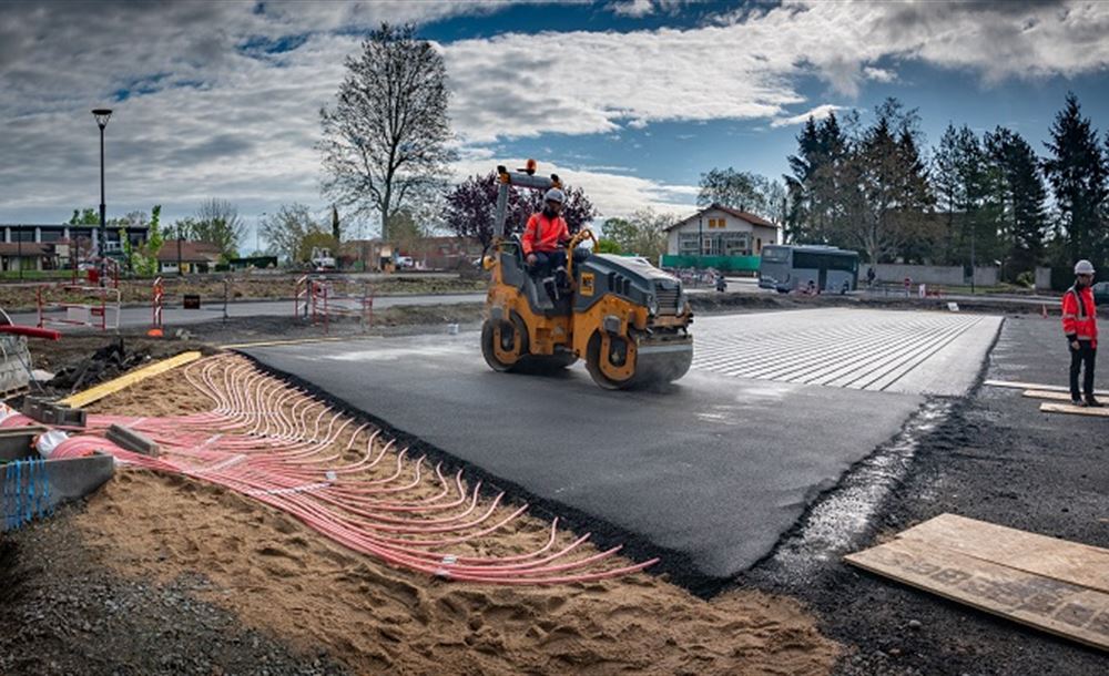 Une route produit de la chaleur à Bourgoin-Jallieu pour chauffer (ou rafraichir) un bâtiment d’entreprise, et peut-être prochainement un théâtre…