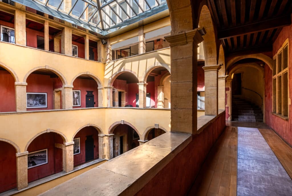 lyon entreprises cour des loges