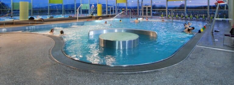 lyon enteprises Construction d'un bassin sportif et ludique à la piscine Aquazegues de Anse