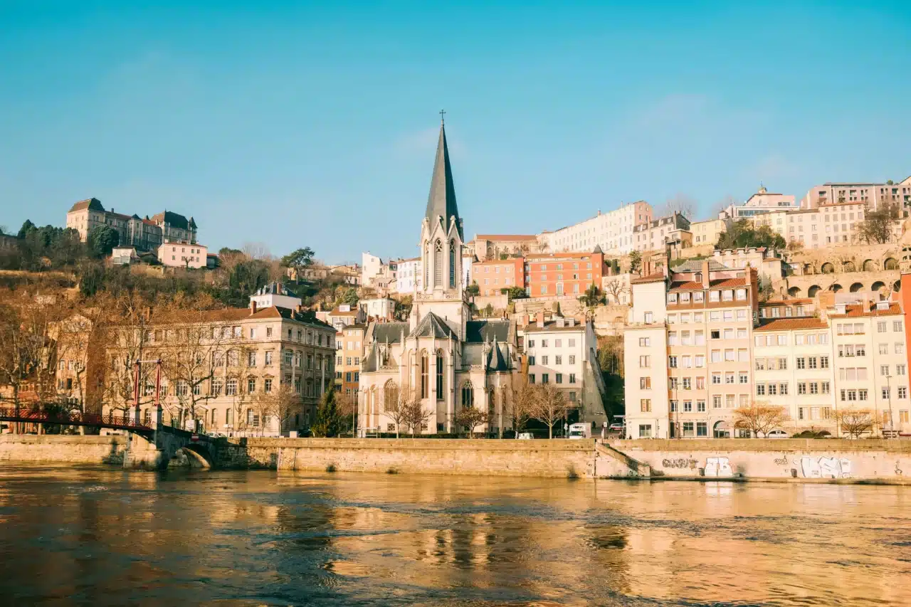 Les réactions et les enjeux pour la ville de Lyon