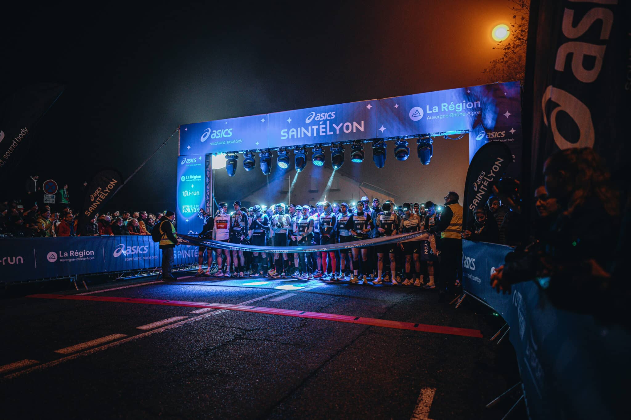 Peloton de coureurs de trail sur un sentier enneigé
