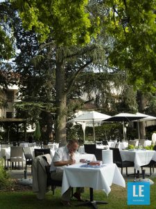 Laurent Montmain au travail sur la terrasse du restaurant Toane