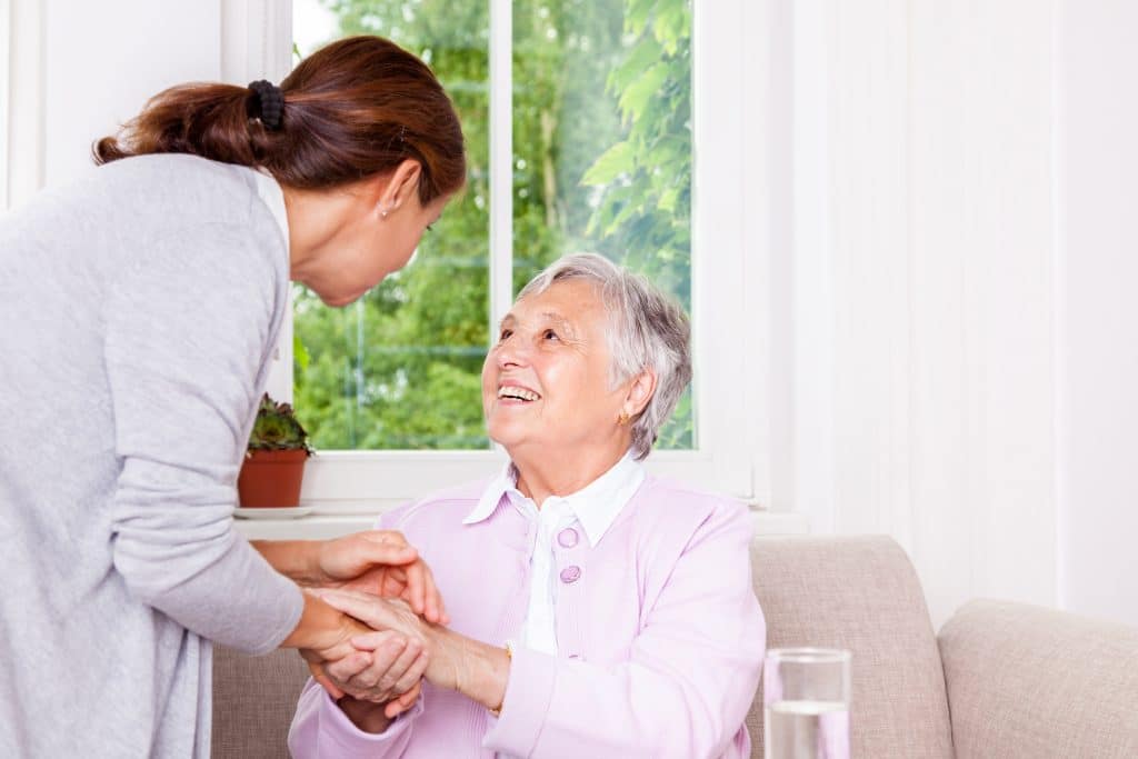 Aide à domicile des personnes âgées pour les actes de la vie quotidienne