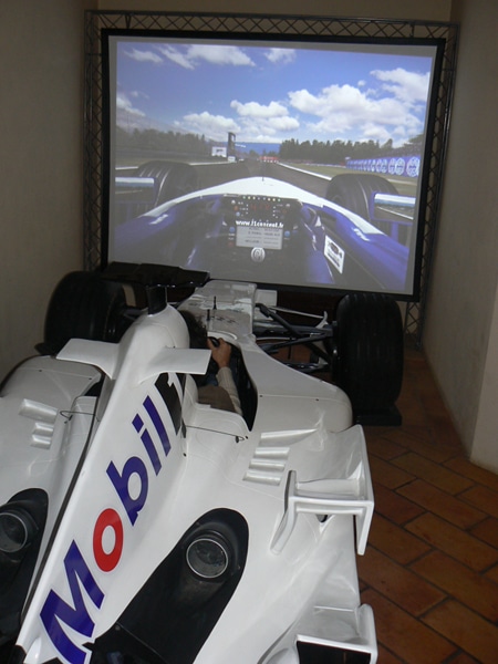 Animation avec simulateur de voitures de course, simulateur sportif d’un évènement auto