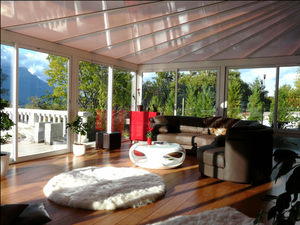 Avec les beaux jours qui arrivent vous aurez peut-être envie d’agrandir votre maison avec une véranda ou une pergola sur mesure ?