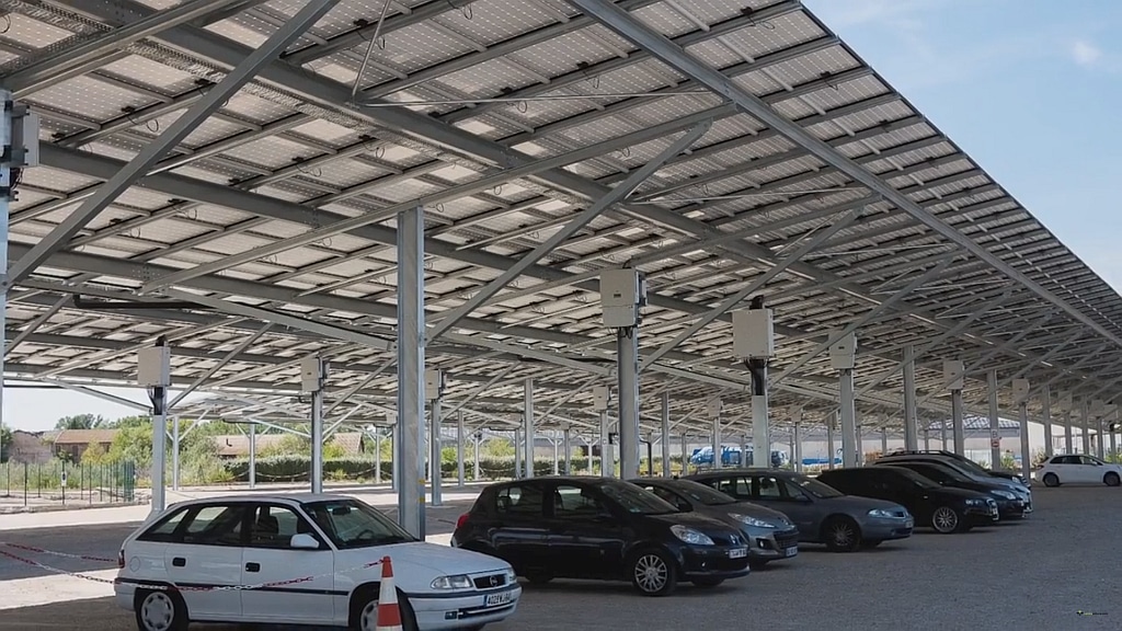 Doté de 61 ombrières, le plus grand parking photovoltaïque français inauguré à Corbas/Saint-Priest