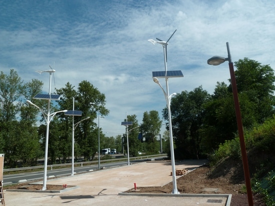 Eclairage public autonome avec éolienne, panneau photovoltaïque et LED