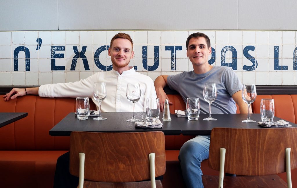 Le chef Guillaume Nierenberger et le gérant Arthur Buchard de la nouvelle brasserie Bouillon Baratte à Lyon