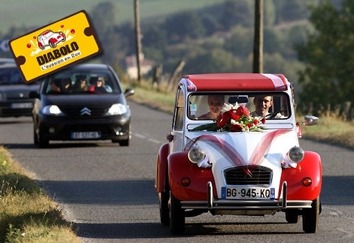 Idée mariage : louez une voiture originale et mariez-vous en 2CV