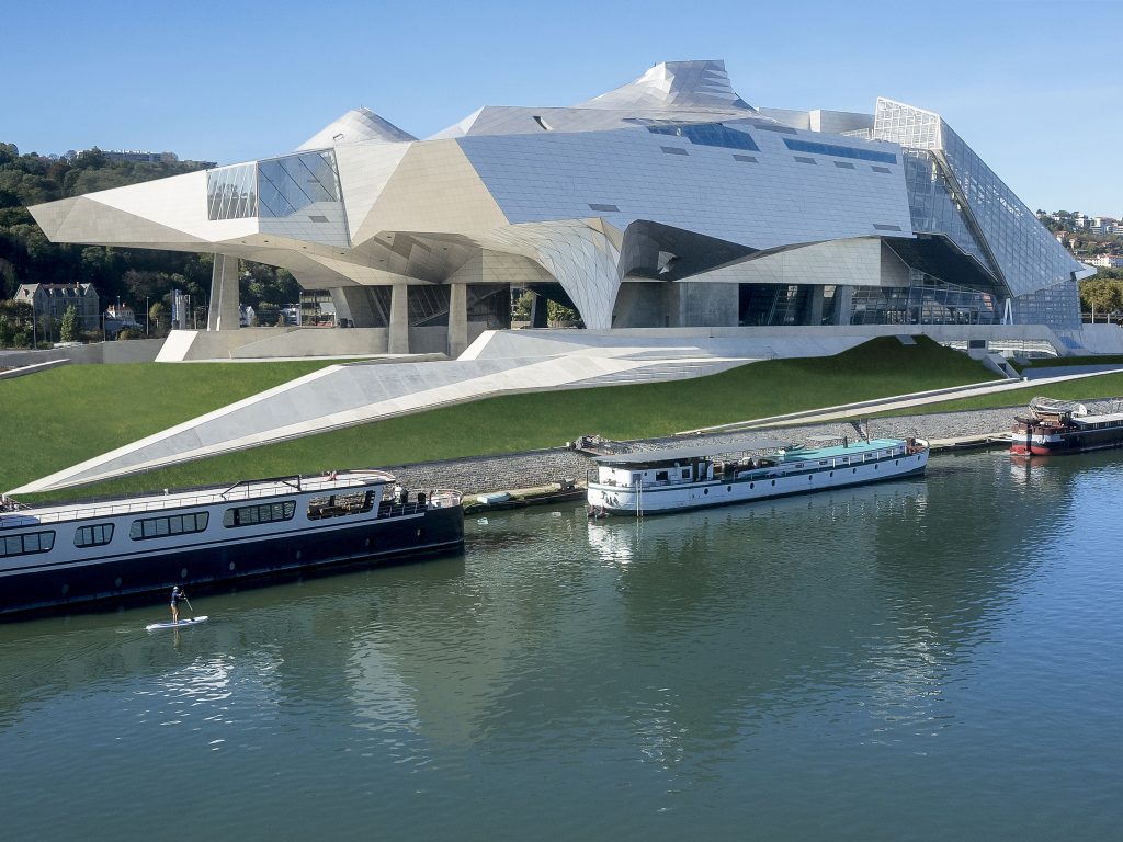 La terrasse de la Brasserie des Confluences : Guy Lassausaie crie au feu !