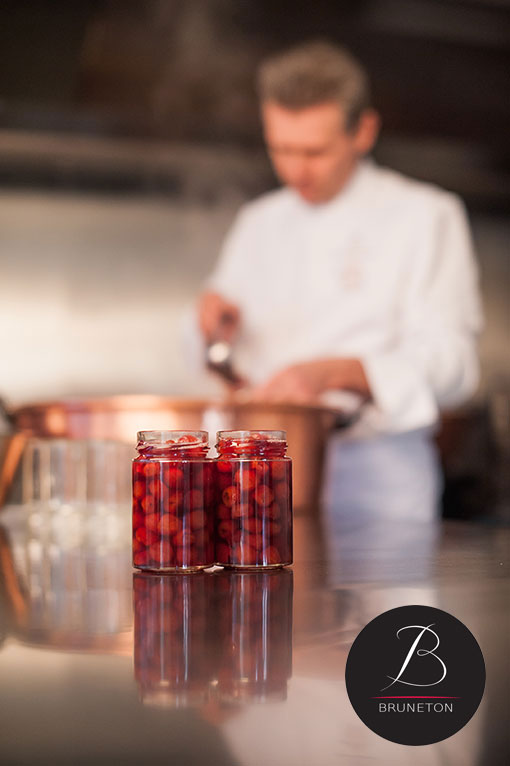 Les fruits sont mis en bocaux de verre de façon artisanale