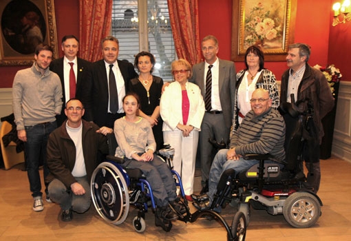 Le Challenge SOLIDARI’TEE remet un fauteuil « tout terrain » à une jeune handicapée