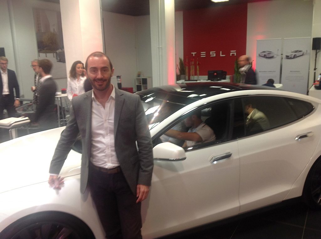 Le fabricant américain de voitures de luxe électriques Tesla ouvre à Lyon sa première succursale française de centre-ville