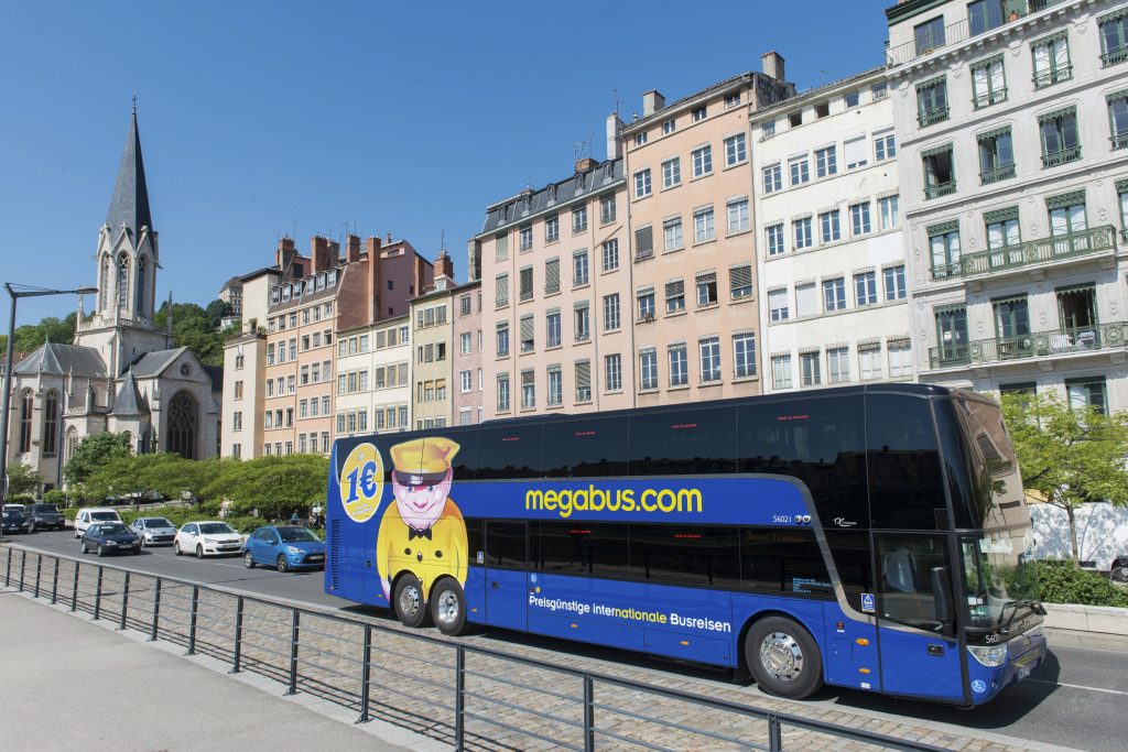 Le géant écossais du transport low cost par bus ouvre une base à Lyon, reliant d’un seul coup dix villes