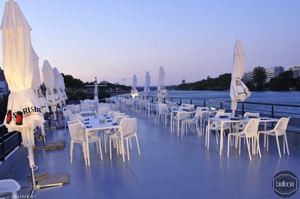 Le pont terrasse du Bateau Bellona, « the place to be » pour un « after »