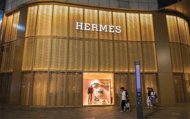 Luxe : Hermès agrandit son site textile de Pierre-Bénite et inaugure un centre de formation à la maroquinerie