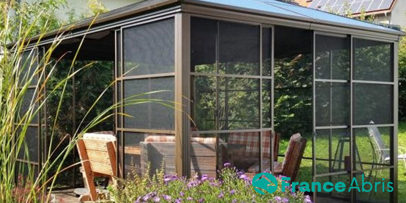 Pavillon aluminium avec moustiquaires : se protéger du soleil et des insectes !