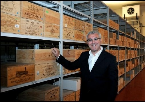Philippe Gangneux dans l’espace de stockage du vin à LA CAVE LYON
