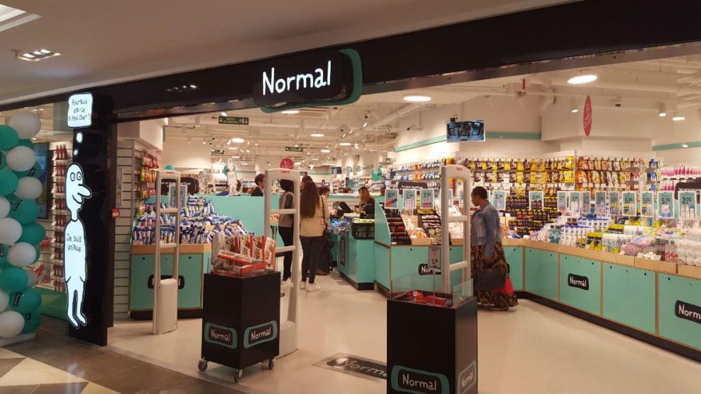 Dans un marché très concurrentiel, une nouvelle enseigne à bas prix, ”Normal”, d’origine danoise, ouvre simultanément  à la Confluence et à la Part-Dieu