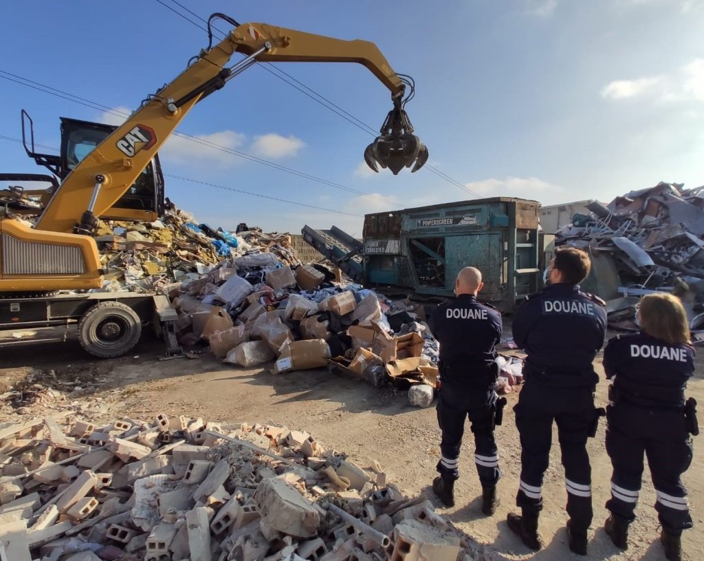 Les douaniers détruisent plus de 37 000 contrefaçons, saisies lors d’un contrôle sur l’A7 : un appel aux entreprises