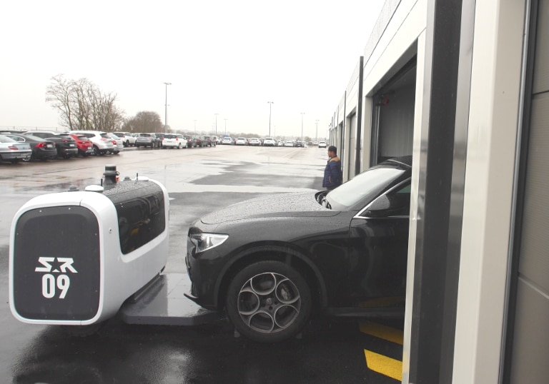 Première mondiale à l’aéroport de Lyon-Saint Exupéry : des robots pour garer les voitures des passagers