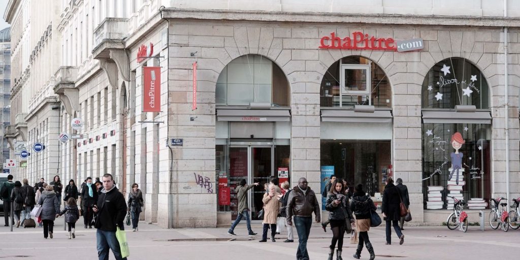 Remplaçant la librairie Chapitre, place Bellecour, un « Daily Monop’ » ouvre ses portes le 19 mai