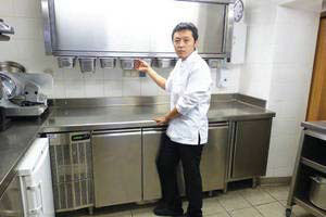 Le chef Takao Takano devant sa cuisine professionnelle réalisée par Martinon MSE