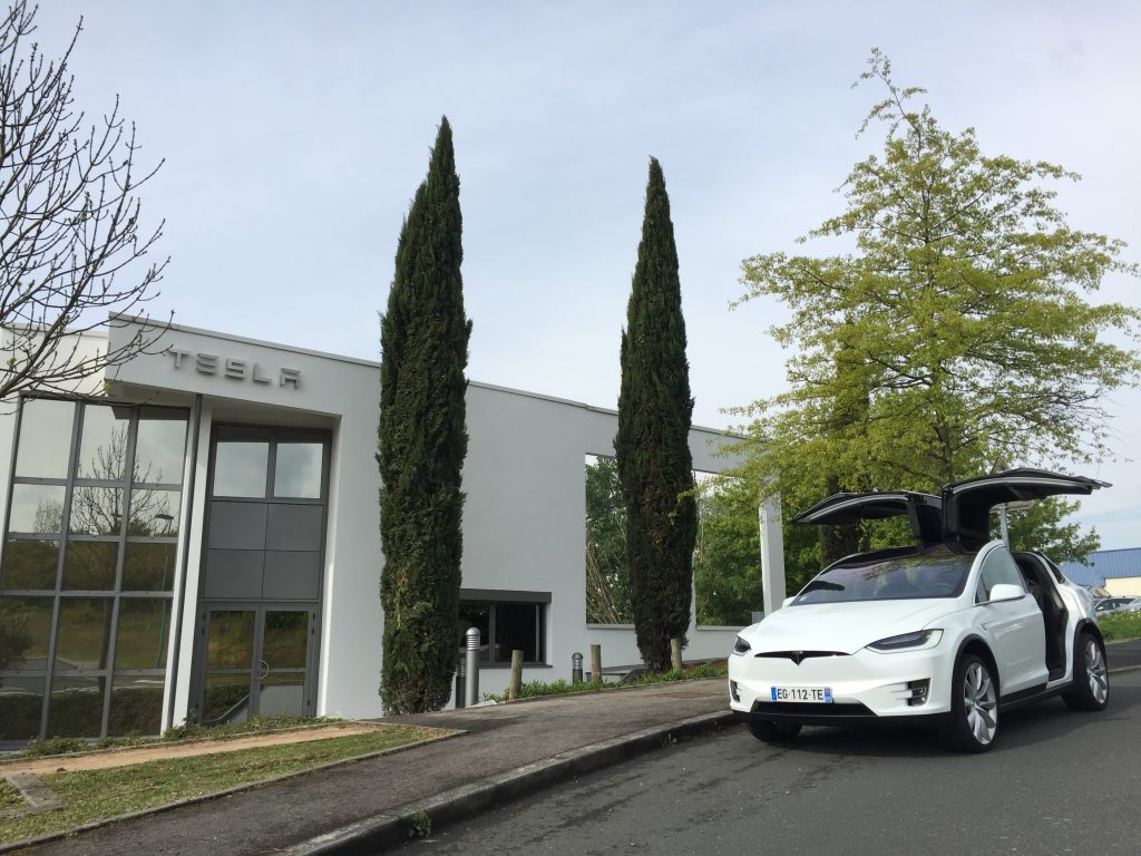 Tesla ouvre son centre de services pour la Métropole lyonnaise, à Dardilly