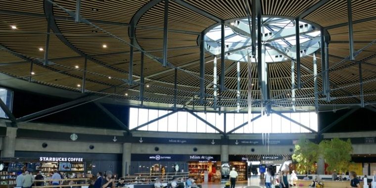 Lyon-Saint Exupéry et coronavirus : le récent Terminal 1 et les commerces fermés